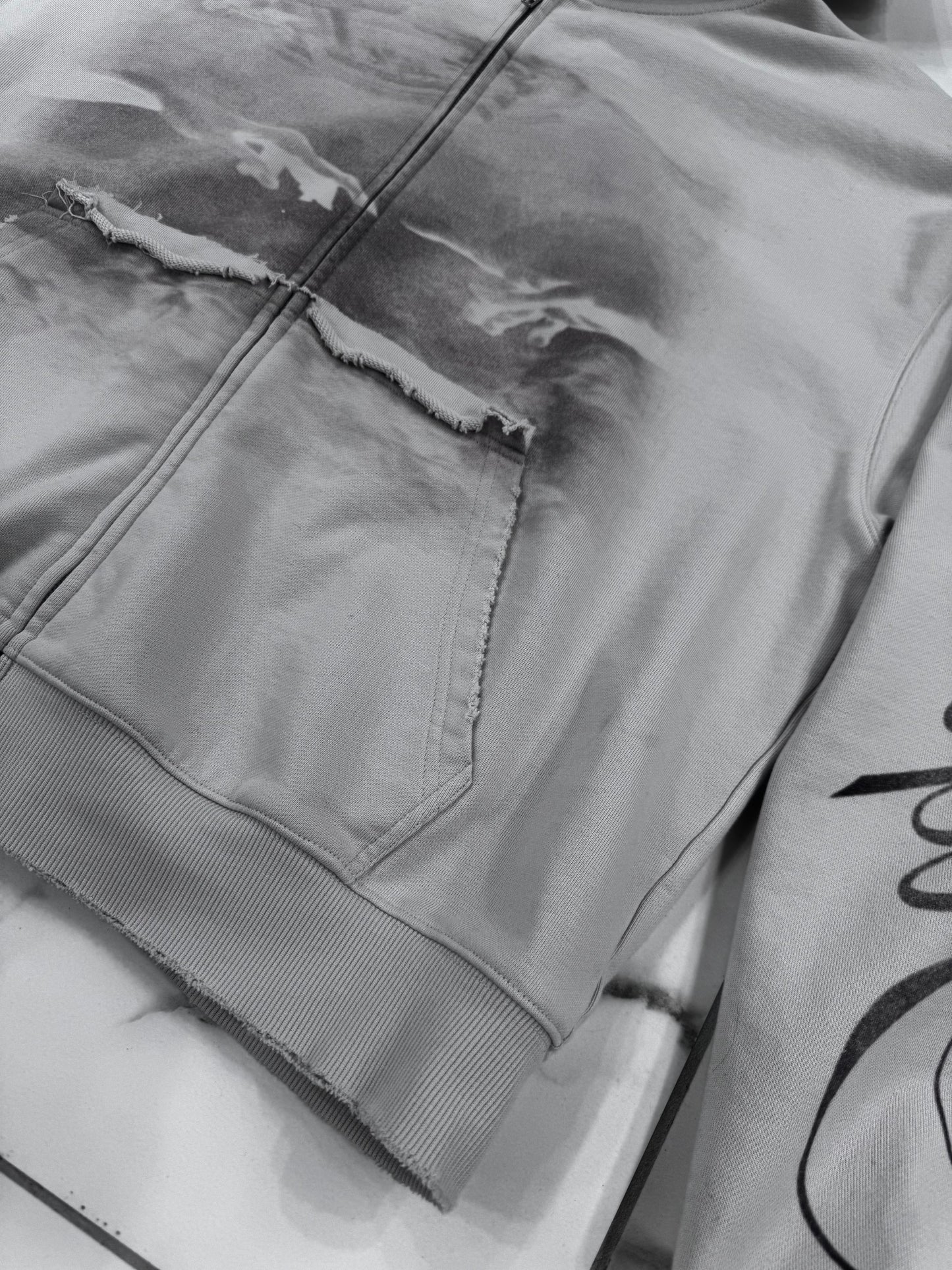 SIGNATURE ZIP UP